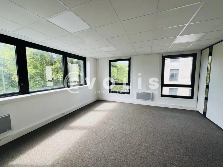 Office in Lognes for lease - Interior Photo - Image 2 of 8
