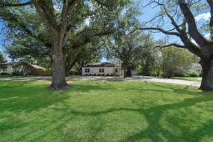 1414 E Main St, Madisonville TX - Convenience Store