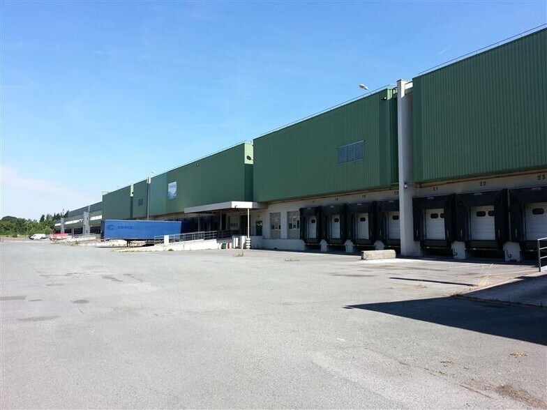 Industrial in Lognes for lease - Building Photo - Image 1 of 11
