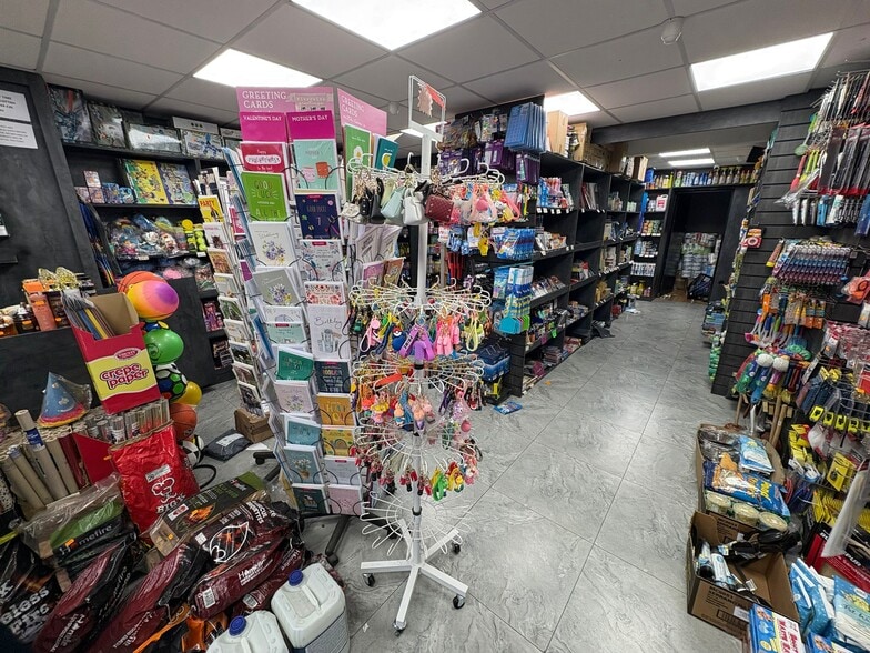 1 Oxford Rd, Uxbridge for lease - Primary Photo - Image 1 of 4