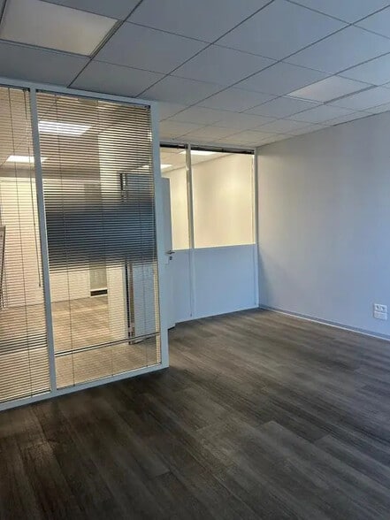 Office in Aubagne for lease - Interior Photo - Image 2 of 6