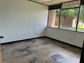 817 Greenview Dr, Grand Prairie, TX for lease Interior Photo- Image 2 of 7