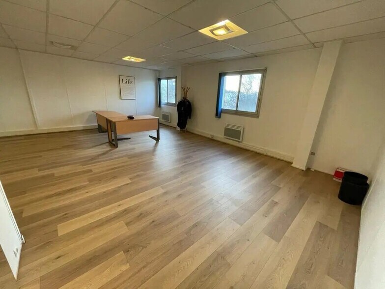Office in Neuilly-sur-Marne for lease - Building Photo - Image 3 of 7