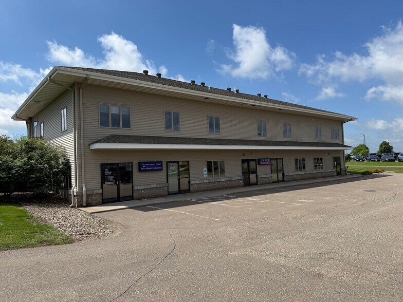 227 Meridian Dr, New Richmond, WI à louer - Photo du bâtiment - Image 2 de 6