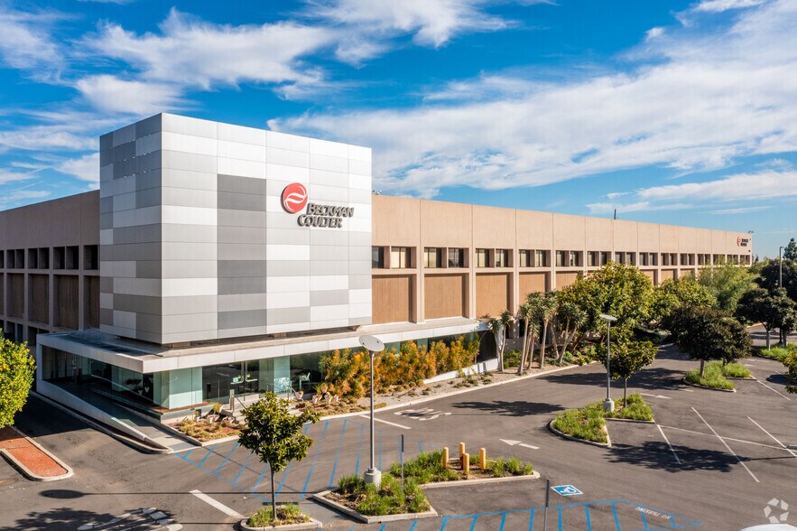 250 S Kraemer Blvd, Brea, CA à vendre - Photo du bâtiment - Image 2 de 7