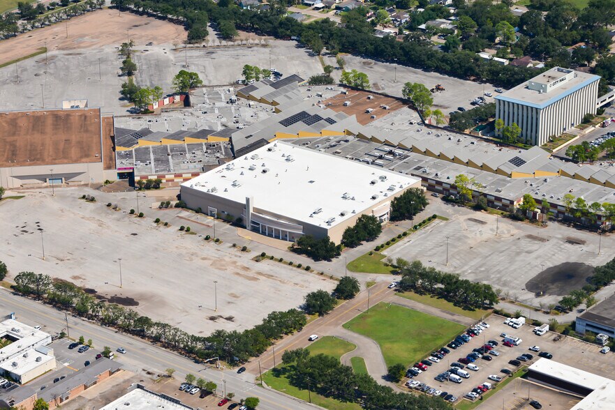 Former Sears Porfolio portefeuille de 3 propriétés à vendre sur LoopNet.ca - Photo du bâtiment - Image 3 de 5