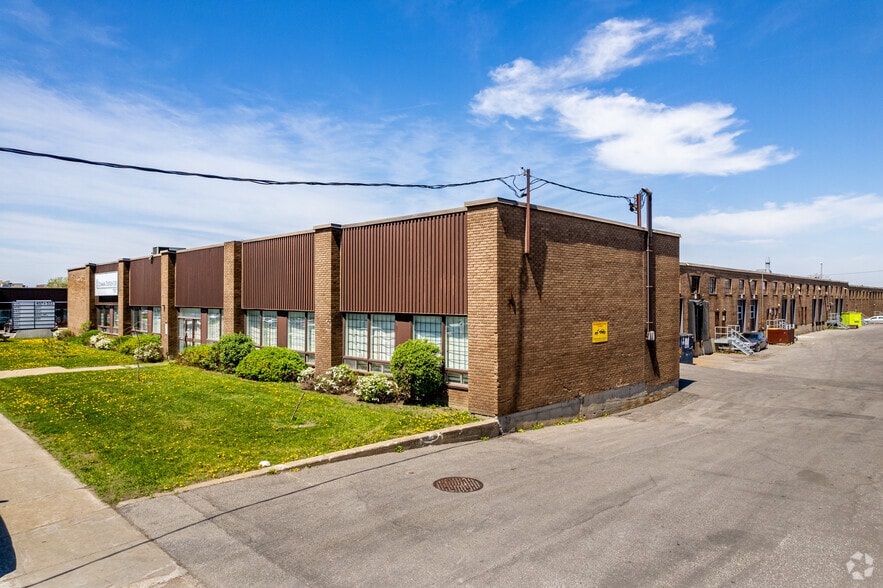 457-533 Rue Deslauriers, Saint-Laurent, Saint-Laurent, QC à louer - Photo du bâtiment - Image 3 de 3