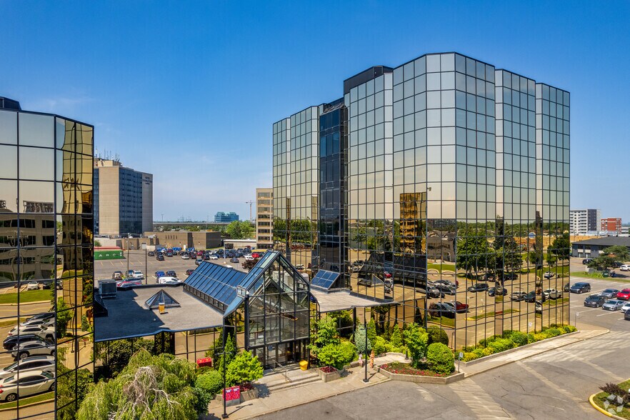1 Av Holiday, Pointe-claire, QC à louer - Photo du bâtiment - Image 2 de 8