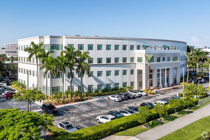 8200 NW 41st St, Miami, FL à louer - Photo du bâtiment - Image 1 de 8