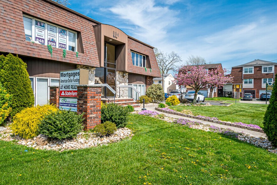 894 Green St, Iselin, NJ à vendre - Photo du bâtiment - Image 3 de 45