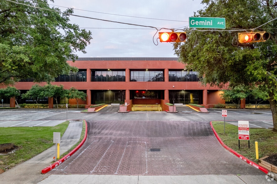 600 Gemini St, Houston, TX for lease - Building Photo - Image 3 of 11