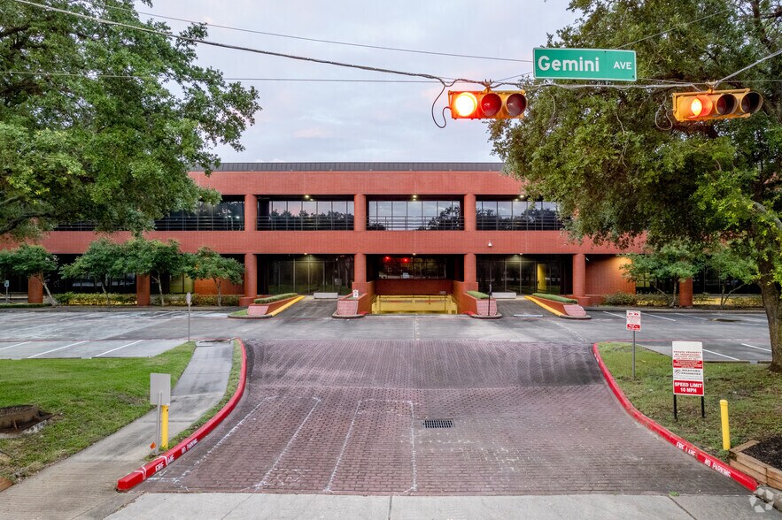 600 Gemini St, Houston, TX à louer - Photo du bâtiment - Image 2 de 26