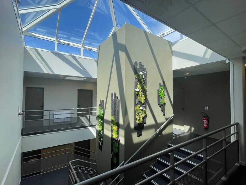 Office in Le Petit-Quevilly for lease - Interior Photo - Image 3 of 9