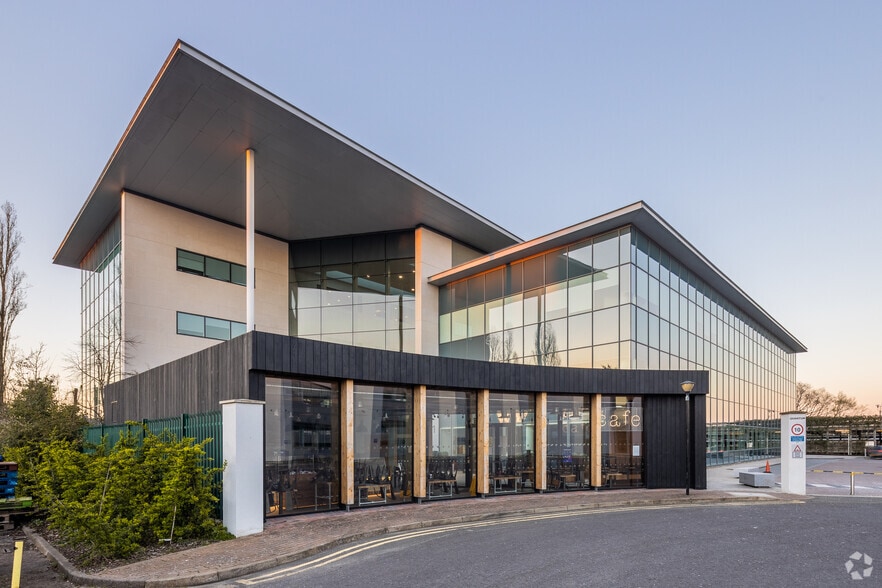 60 Norden Rd, Maidenhead for lease - Building Photo - Image 3 of 14