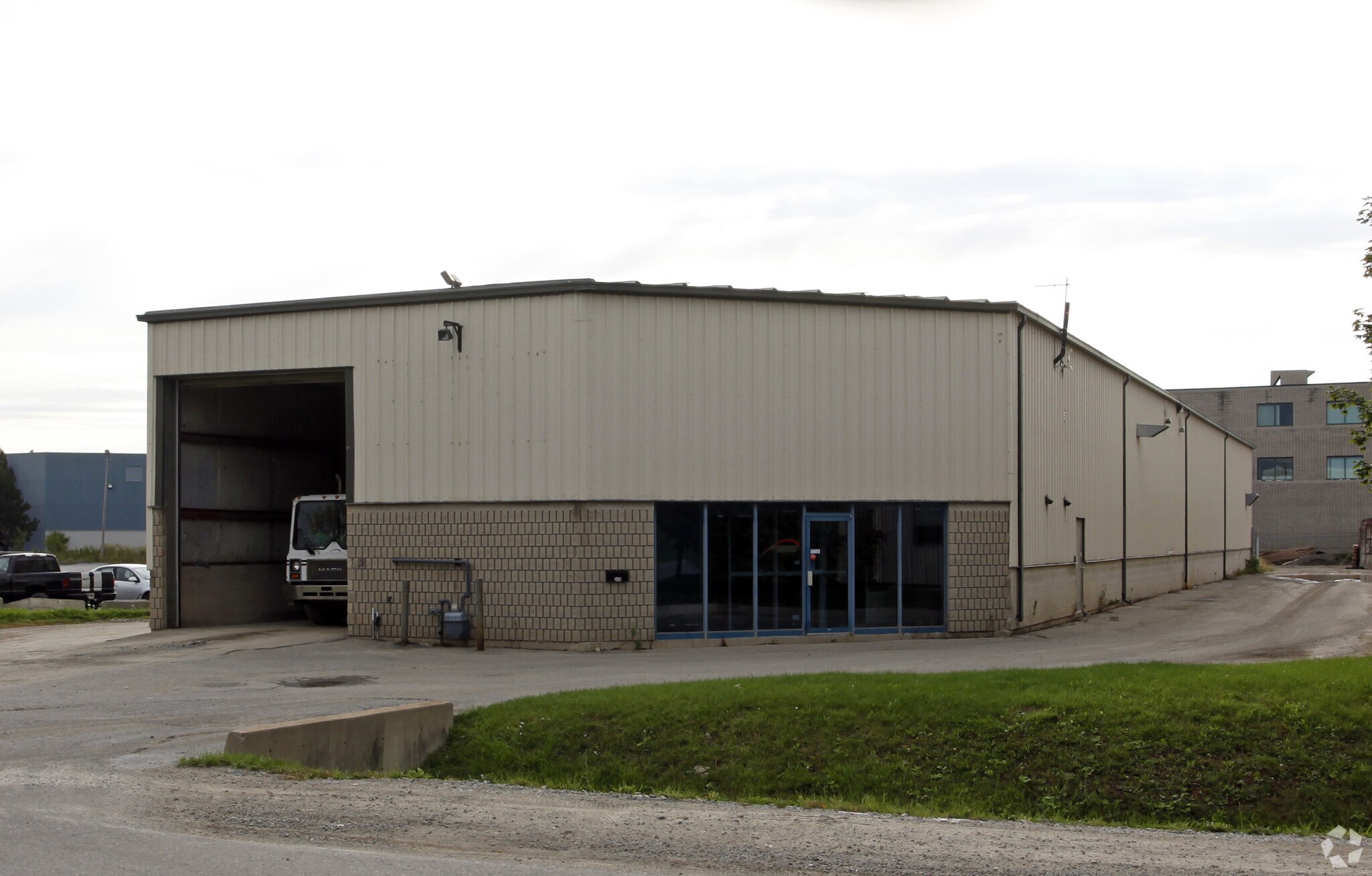 340 Market Dr, Milton, ON à vendre Photo du bâtiment- Image 1 de 1