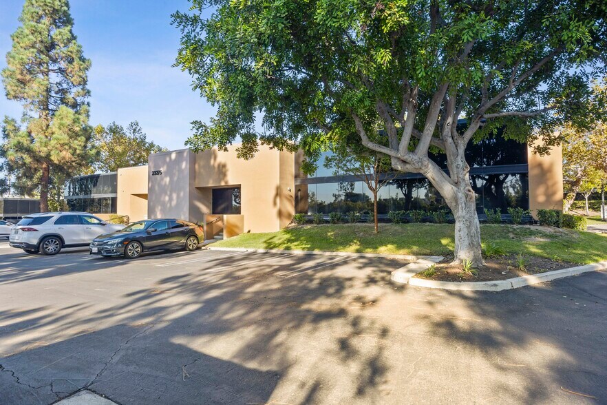 23275 South Pointe Dr, Laguna Hills, CA à vendre - Photo du bâtiment - Image 3 de 26