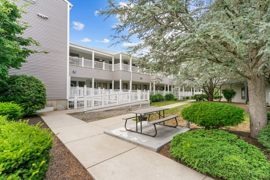 1050 Main St, East Greenwich, RI à vendre - Photo du bâtiment - Image 3 de 27