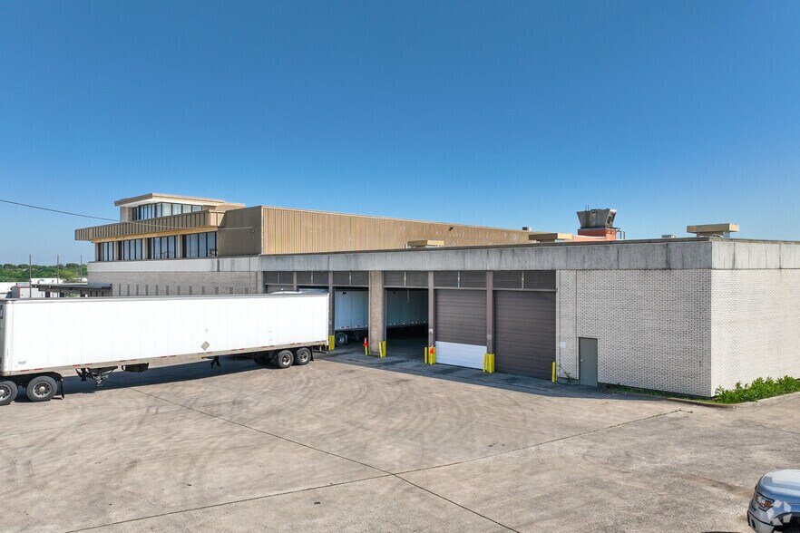 1300 E Berry St, Fort Worth, TX à louer - Photo du bâtiment - Image 2 de 5