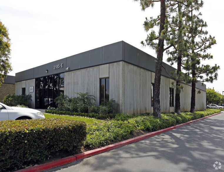 3185 Airway Ave, Costa Mesa, CA à louer - Photo du bâtiment - Image 2 de 12