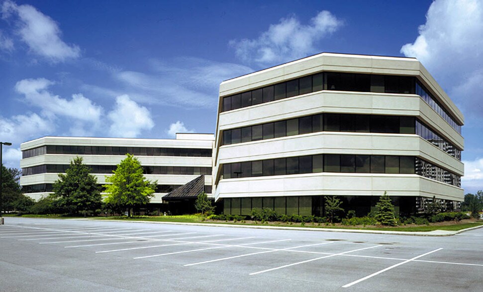 24950-25000 Country Club Blvd, North Olmsted, OH for sale - Primary Photo - Image 1 of 15