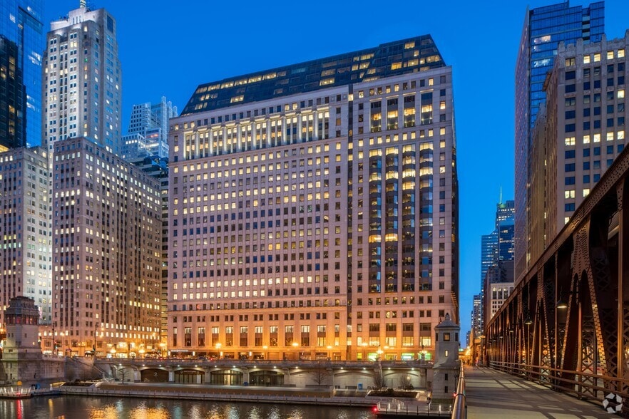 222 N LaSalle St, Chicago, IL à louer - Photo du bâtiment - Image 2 de 5