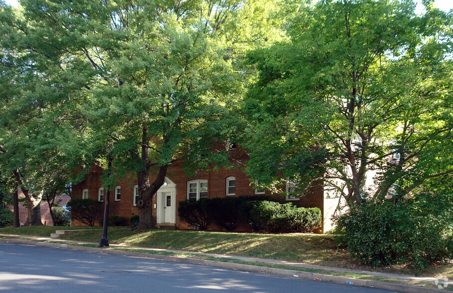 1217 N Kensington St, Arlington, VA à vendre - Photo du bâtiment - Image 2 de 46