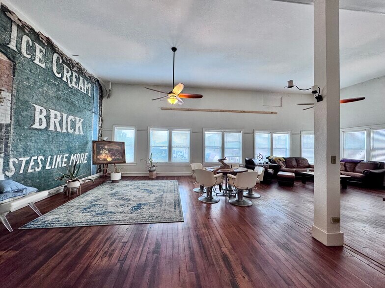 2 W Side Sq, Macomb, IL à vendre - Photo du bâtiment - Image 2 de 18