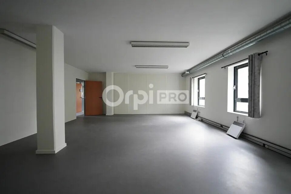 Office in Villeurbanne for lease Interior Photo- Image 1 of 8