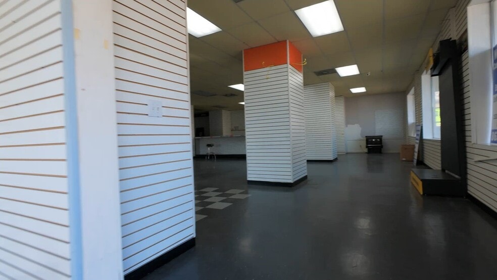 476 N Main St, Clinton, TN à vendre - Vidéo sur l’inscription commerciale - Image 2 de 37
