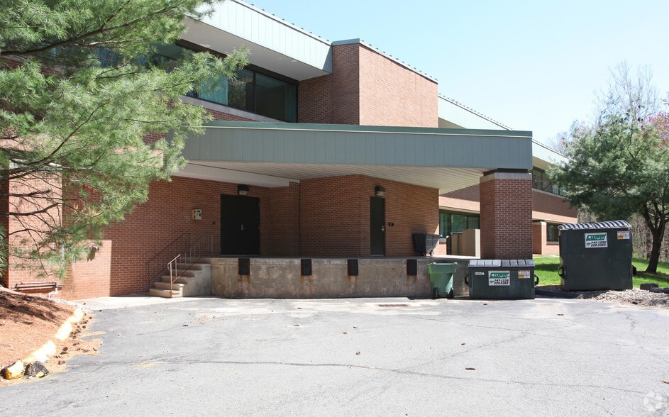 195 Scott Swamp Rd, Farmington, CT à louer - Photo du bâtiment - Image 2 de 10