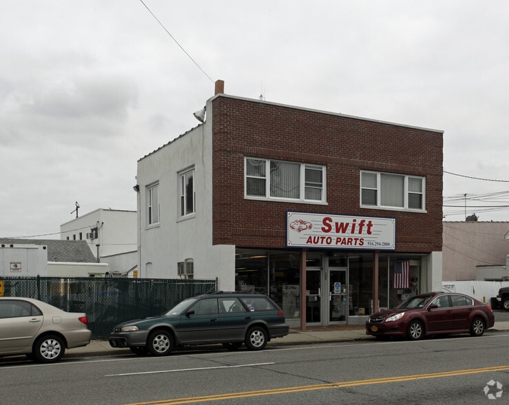 290 Willis Ave, Mineola, NY à louer - Photo du bâtiment - Image 2 de 4