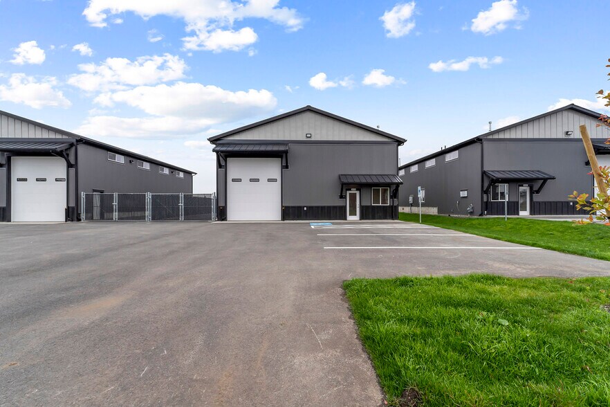 3383 W Daugharty Loop, Hayden, ID à louer - Photo du bâtiment - Image 2 de 21