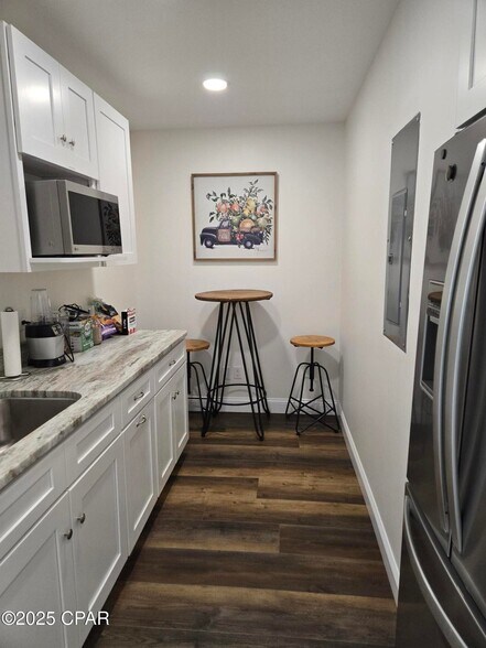 215 W 11th St, Panama City, FL à louer - Photo intérieure - Image 3 de 13