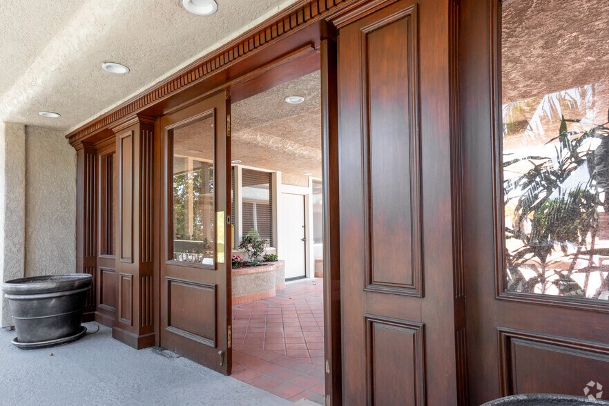 2331 W Lincoln Ave, Anaheim, CA à louer - Photo du bâtiment - Image 3 de 3