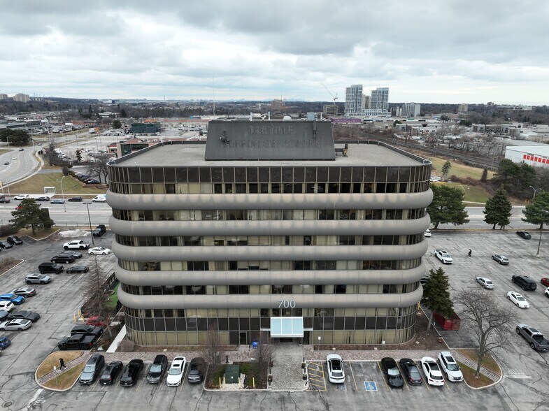 700 Dorval Dr, Oakville, ON à louer - Communauté Matterport - Image 2 de 29