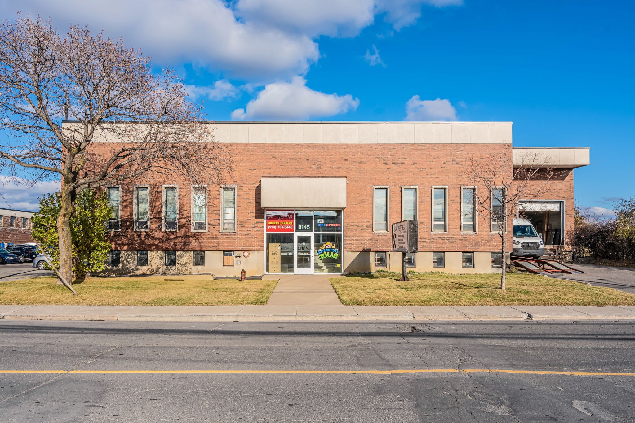 8145 Ch Devonshire, Mt Royal, QC for lease Primary Photo- Image 1 of 52