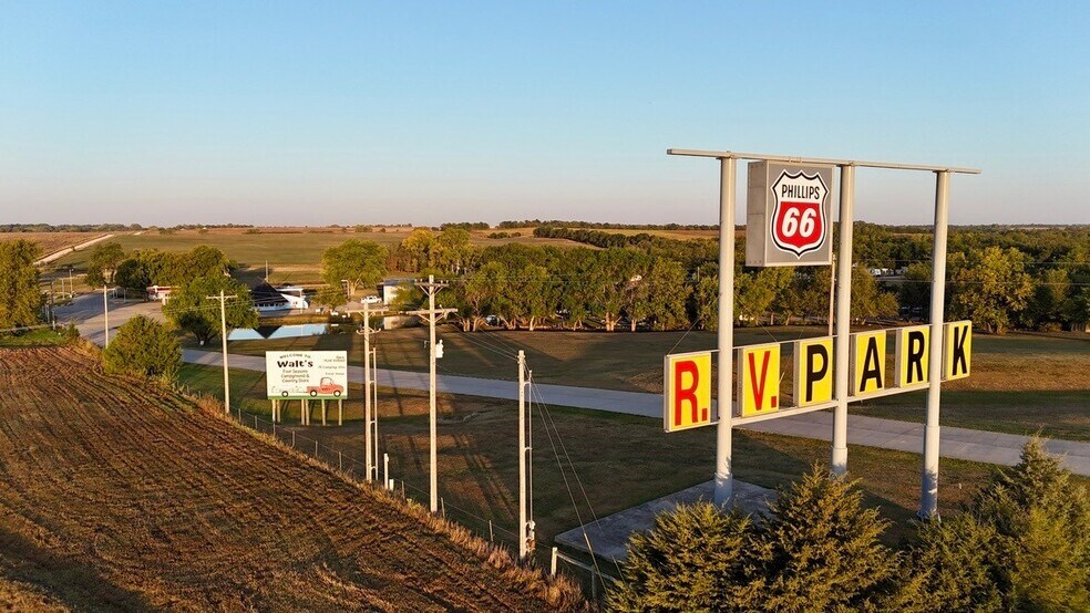 2500 Mink Rd, Abilene, KS à vendre - Photo du bâtiment - Image 3 de 4