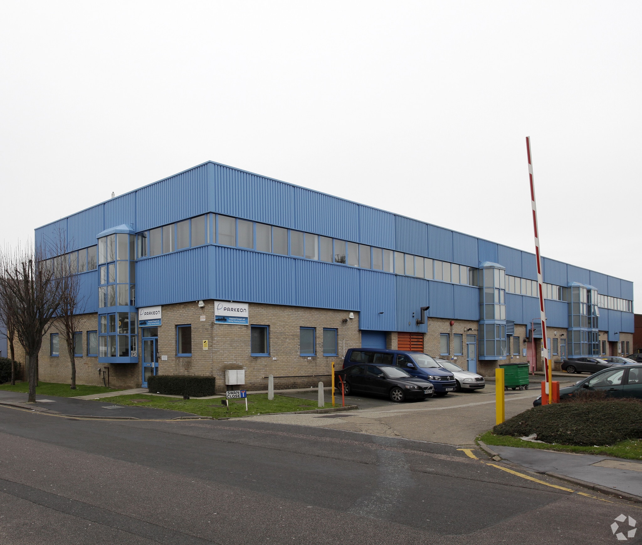 1-4 Swan Close, Croydon for lease Primary Photo- Image 1 of 4