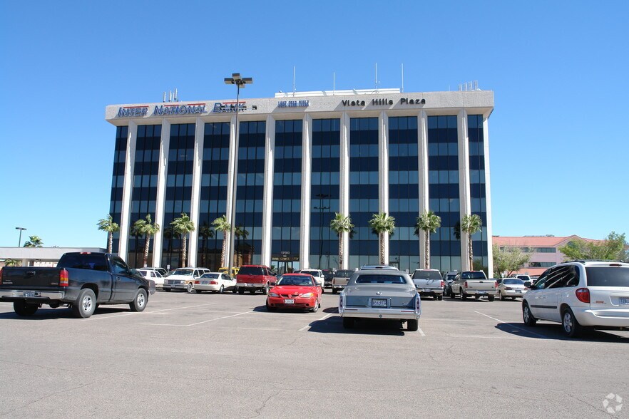 1790 N Lee Trevino Dr, El Paso, TX à louer - Photo du bâtiment - Image 3 de 10