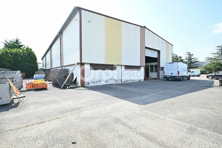 Local d'activités dans Chassieu à vendre - Photo du bâtiment - Image 1 de 12