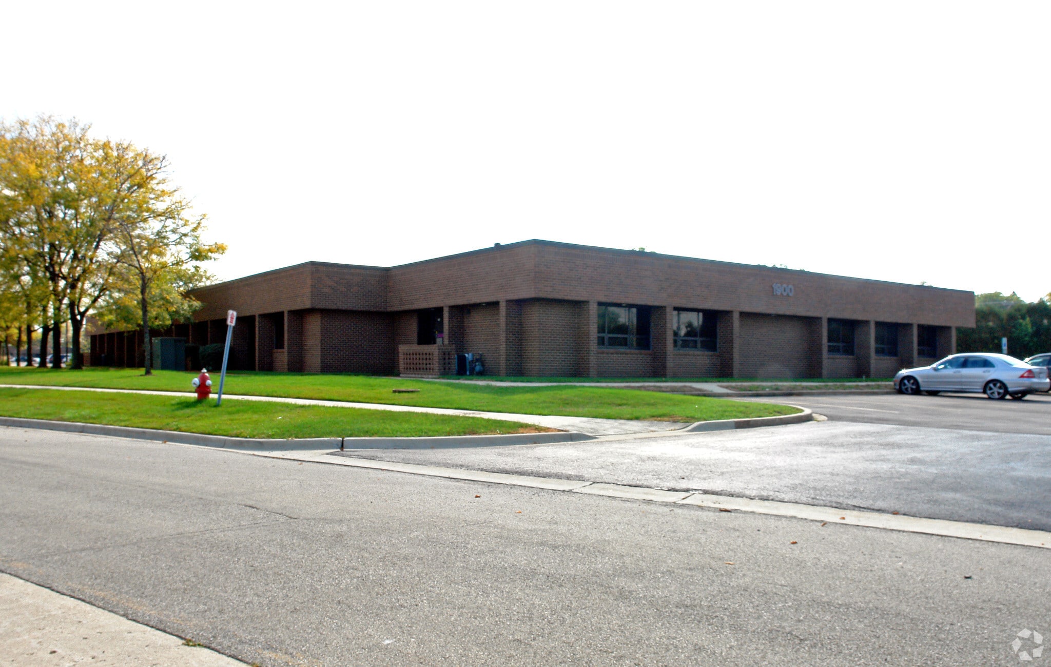 100 Hillcrest Blvd, Schaumburg, IL for lease Primary Photo- Image 1 of 8