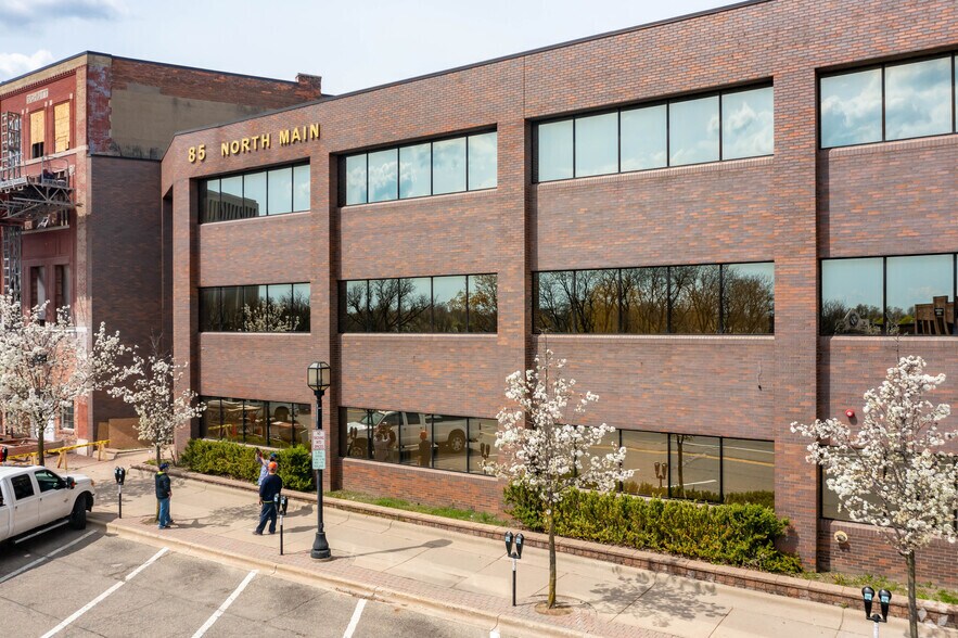 85 N Main St, Mount Clemens, MI à louer - Photo du bâtiment - Image 3 de 18