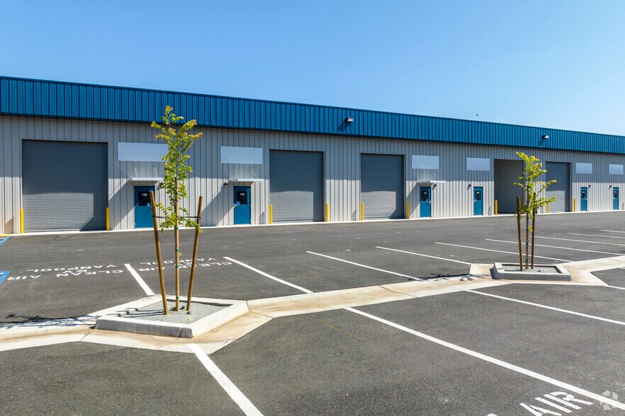 325-355 S Schnoor Ave, Madera, CA à louer - Photo du bâtiment - Image 3 de 15