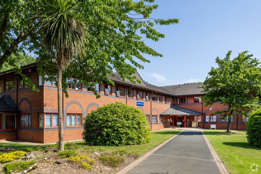 Two Woods Ln, Brierley Hill à louer - Photo du bâtiment - Image 2 de 2