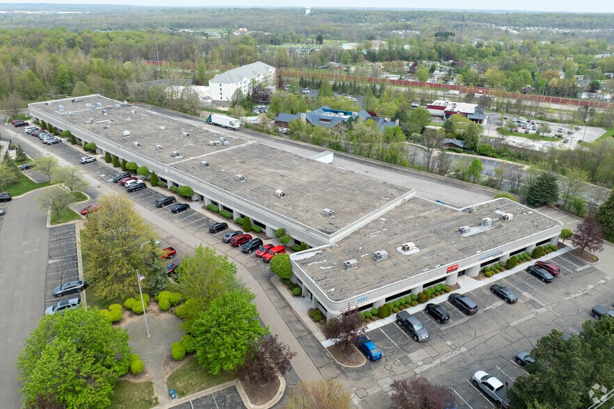 2307 E Aurora Rd, Twinsburg, OH à louer - Photo du bâtiment - Image 3 de 9