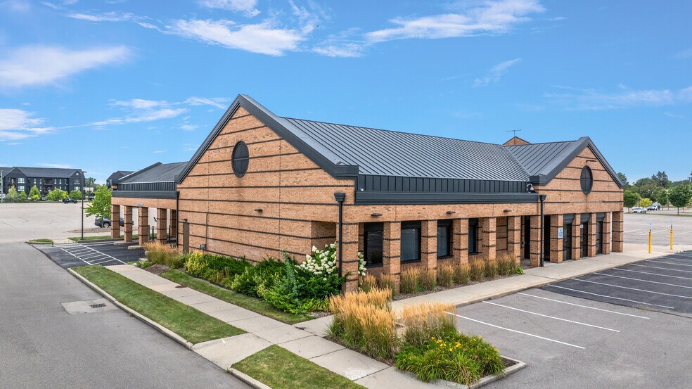 150 E Maple Rd, Troy, MI à louer - Photo du bâtiment - Image 1 de 3