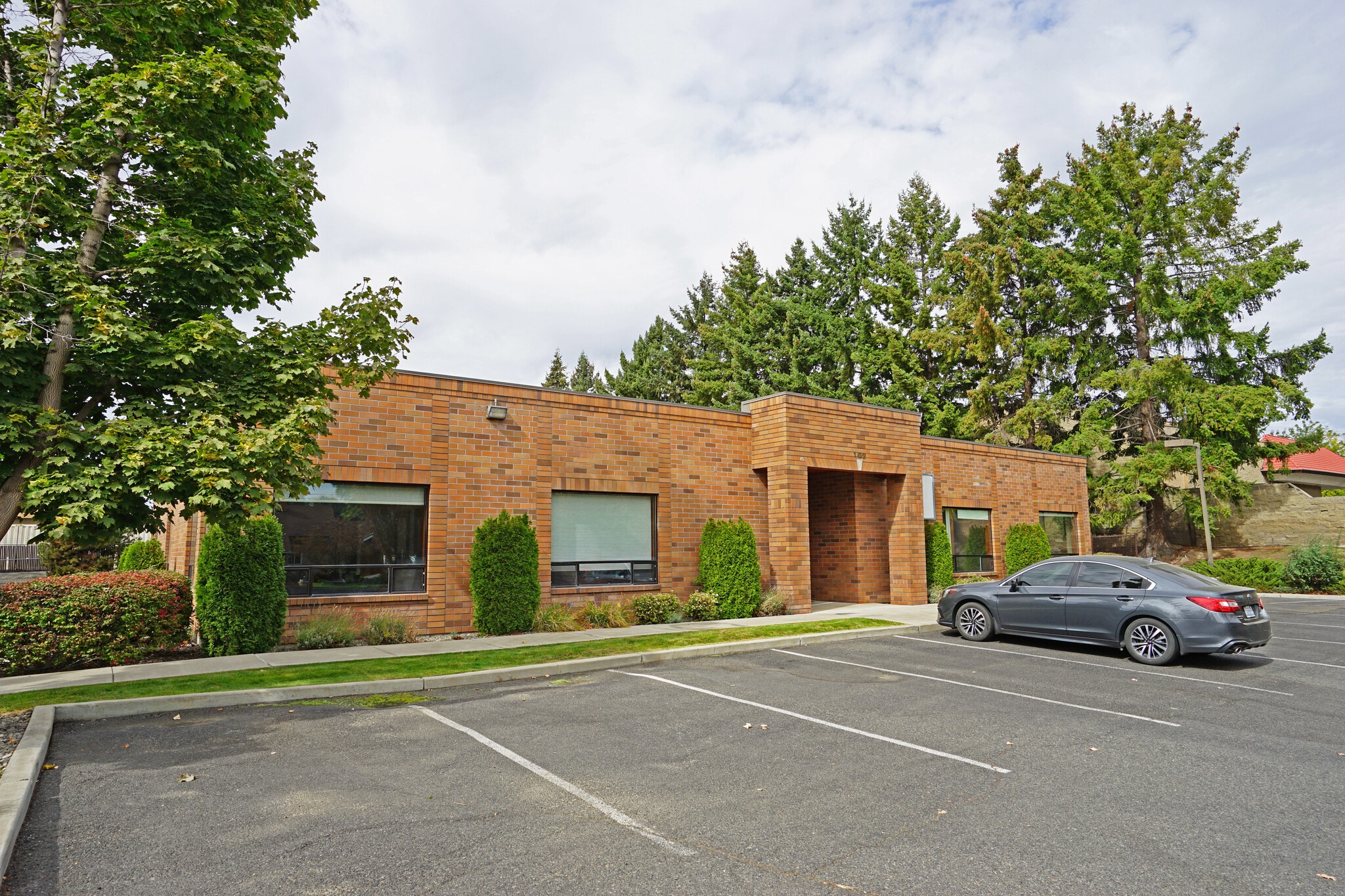 102-104 N 56th Ave, Yakima, WA for sale Building Photo- Image 1 of 1