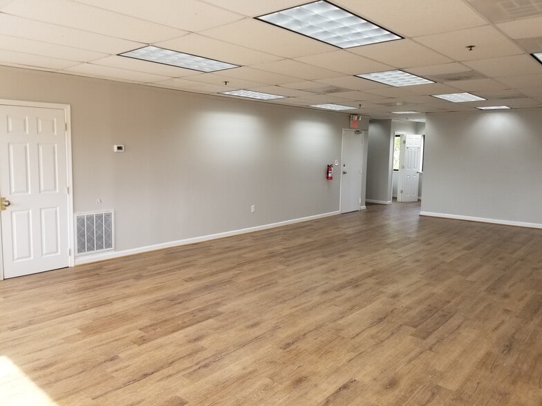4925-4949 Beech Rd, Temple Hills, MD for lease - Building Photo - Image 2 of 9