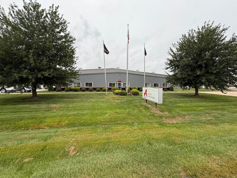 1300 Industrial Dr, North Vernon, IN à vendre - Photo du bâtiment - Image 2 de 4