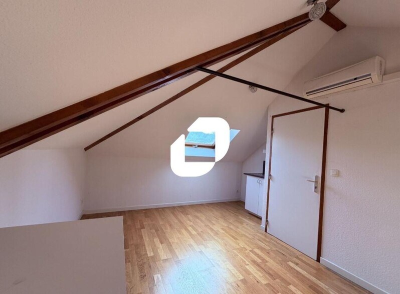 Retail in Montbonnot Saint Martin for lease - Interior Photo - Image 2 of 10